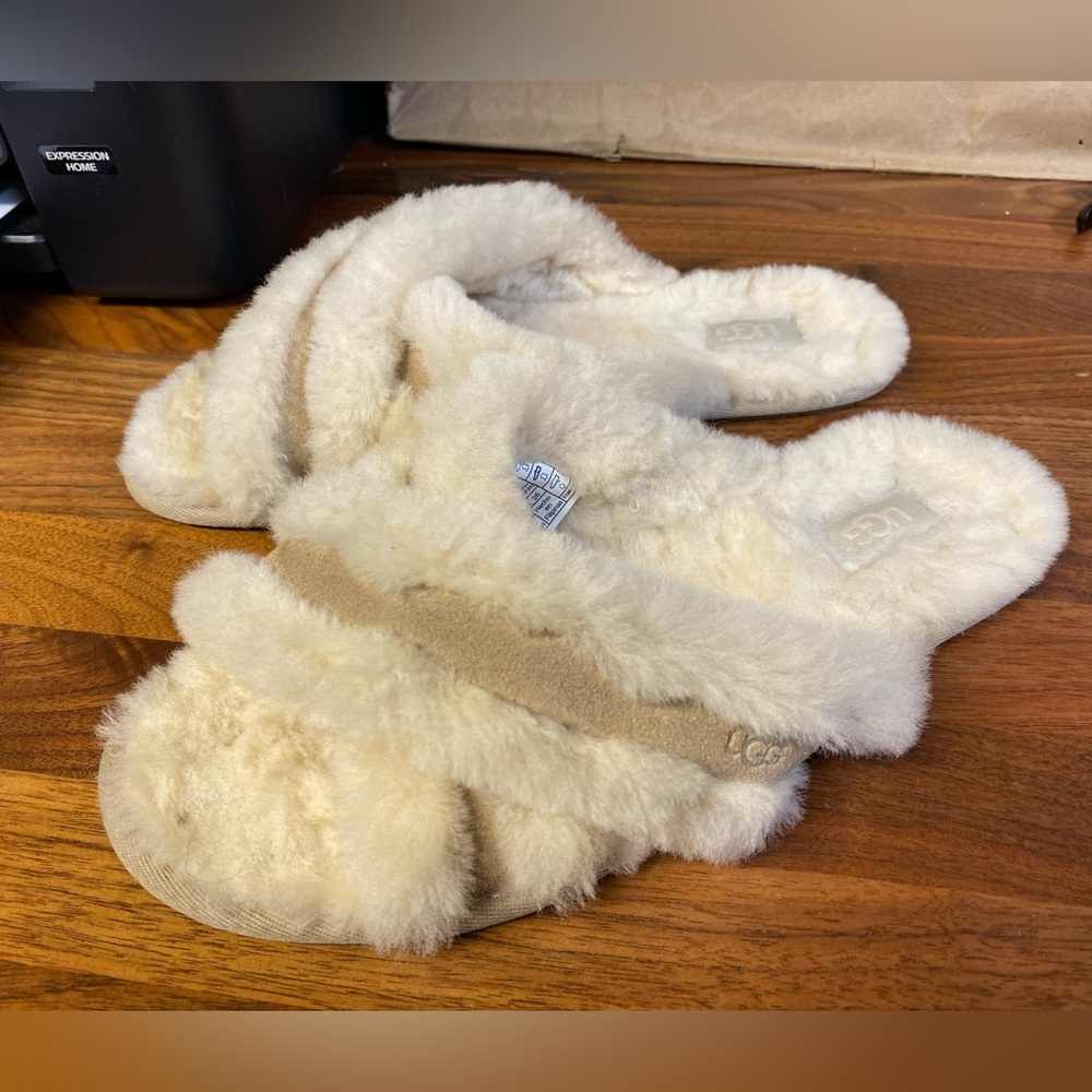 UGG Slippers Women’s Sand Beige Scuffita Slides Shearling Indoor Sz 9